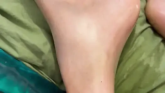 Er steckt seine Füße in meine weit geöffnete Muschi, um sie wie die große Schlampe zu ficken, die ich bin
