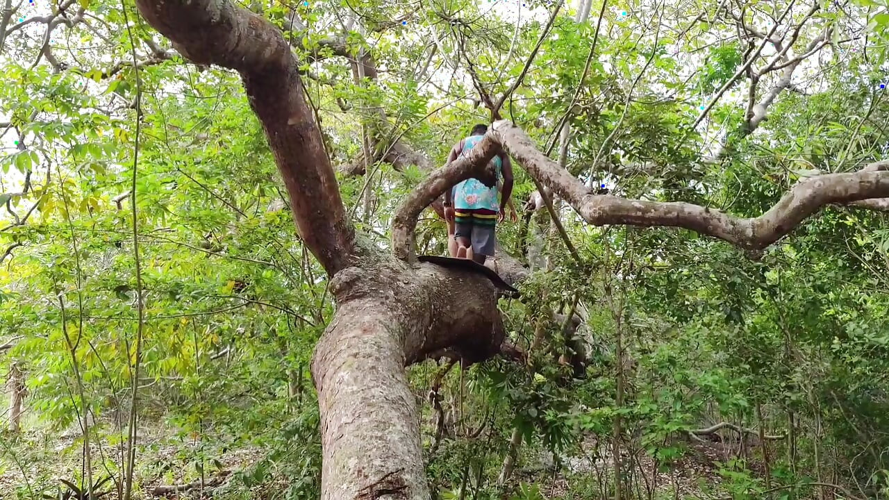 FRIEND I CAUGHT IT IN THE FOREST AND I PUT MY COCK VERY HARD GIVING A SIP INSIDE MY ASS