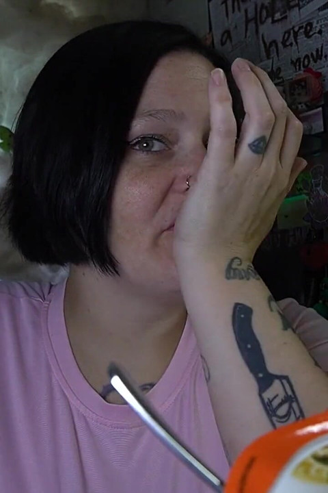 Dani come ramen sin sus dentaduras
