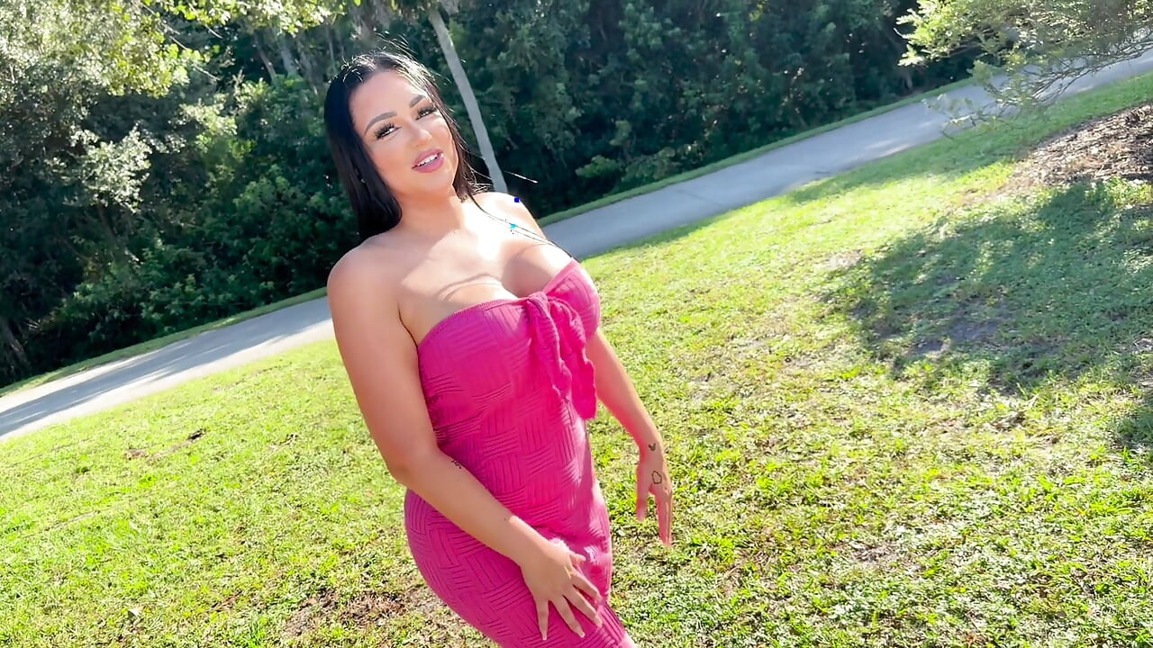 超级丰满的拉丁女郎在劳斯莱斯卡车上被搭讪并被干