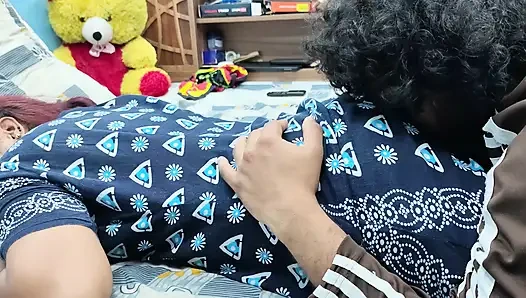 Hintli çiftin ateşli göt öpücüğü ve göt yalama romantizmi