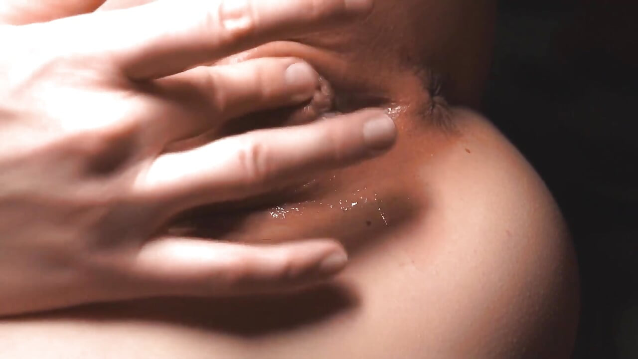 Забавен каданс на чукане и свършване вътре в големи детайли