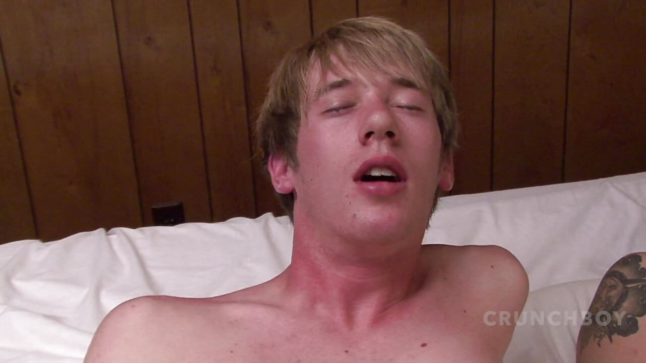 若いゲイの男が、2人のストレートの友達に精液を吸い込んでいる