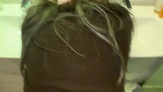 Сводный брат трахает меня в душе в 5-звездочном отеле