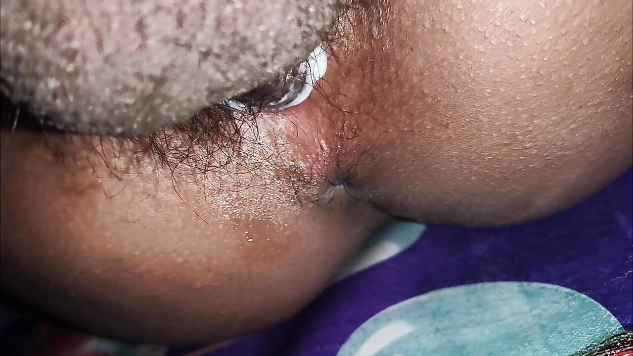 أفاجئ زوجتي بزب ضخم وأدفعه عميقا داخل كسها الضيق