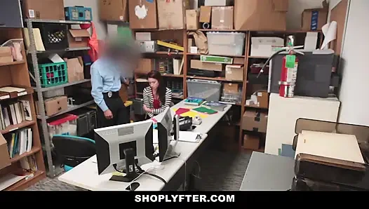 Minik genç naiomi mae hırsızlık yaparken yakalandı ve striptiz için aranıyor