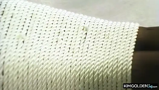 Sinnliche Bondage mit prallen Bruesten