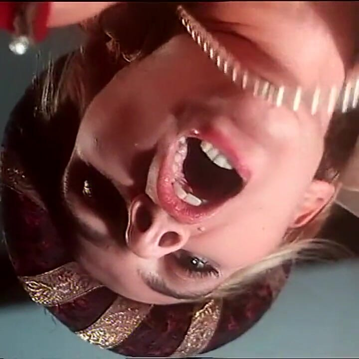 Mamă sexy retro fantastică cu pizdă păroasă futută și umplută de spermă în gură de pule mari (film complet)