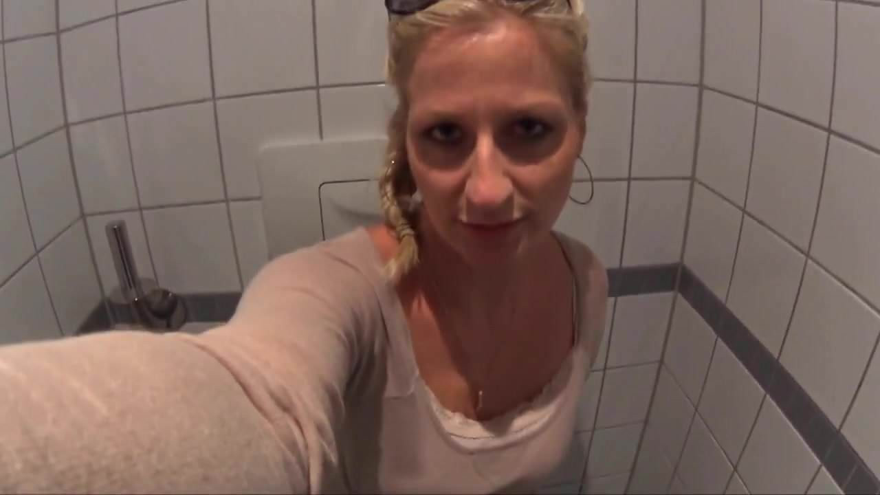 Blonde Sau schifft im Bahnhofsklo!