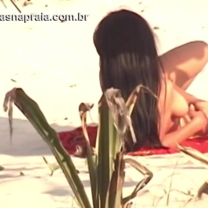 شقراء وسمراوات رائعات يأخذن حمامات الشمس عاريات على شاطئ العري البرازيلي