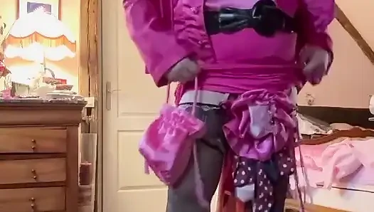 Uçuş görevlisi partisi için fuchsia mini etekli giyinmiş