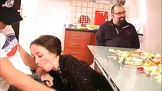 Seksi esmer hatun mutfakta büyük yarak emiyor... ağzına boşalma
