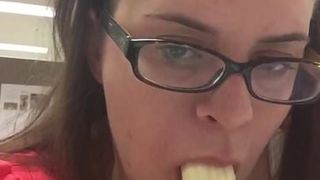 La puttana grassa fa un deepthroats a una banana