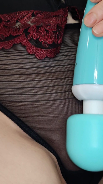 De vibrator is zo krachtig dat ik drie keer achter elkaar klaarkom zonder te stoppen. | Clip 1