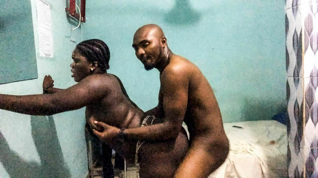 Eritrean sa velikim sisama jebana uza zid od strane nigerijskog dečka