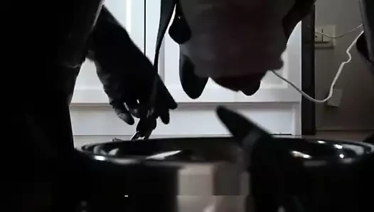 Lateks kauçuk catsuit içinde köpek yavrusu oyunu