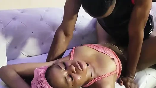 Slim Pearly kocasına sulu amcığıyla borçlusunu sunuyor, kocasının önünde sikişiyor.