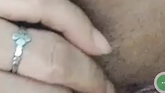 Yakın çekim ıslak amcığını oynuyor