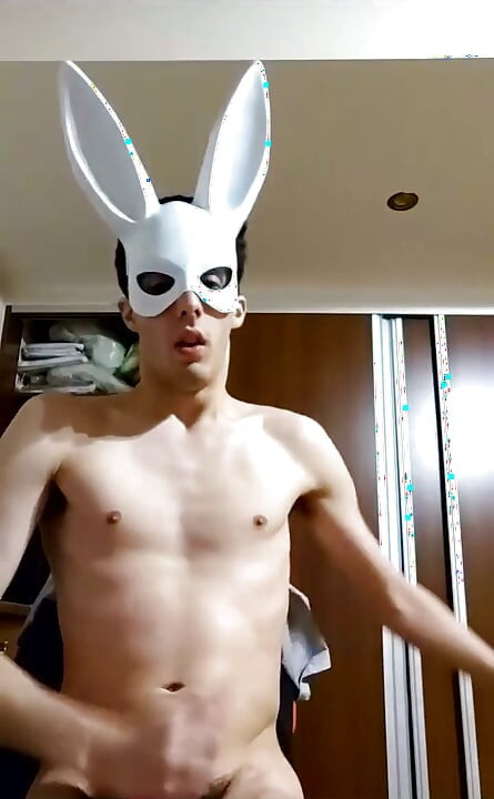 Bunny Looner מנפחת בלונים גדולים תוך כדי אוננות בשידור חי