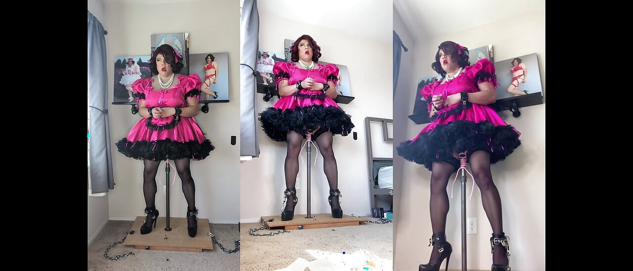 Ružičasta sissy sobarica Candy je zaključana na svom dildo štandu i jaše svoj stub