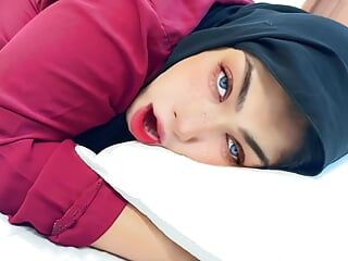 18 anos, enteado fode gordinha linda madrasta de 35 anos na Arábia Saudita - enteado e madrasta compartilhando cama