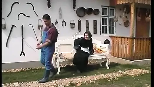 Nenek terangsang ingin pria yang lebih muda menidurinya di halaman belakang