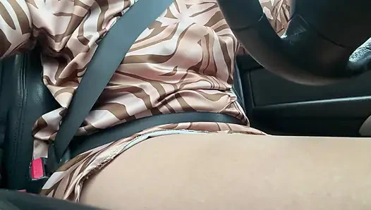 Heiße und sexy milf-ehefrau fährt morgens auf dem weg zum büro