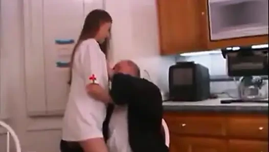 Älterer typ fickt geile krankenschwester