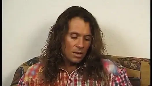 Cowok rambut panjang jilat memek pelacur rambut cokelat sambil nyepong kontolnya