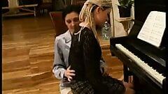 Russische lesbische Klavierlehrerin