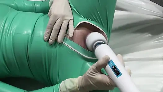 Danielle lateks bersantai di ambulans