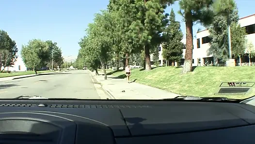 Remaja pantat besar masuk ke dalam mobil dan disetubuhi