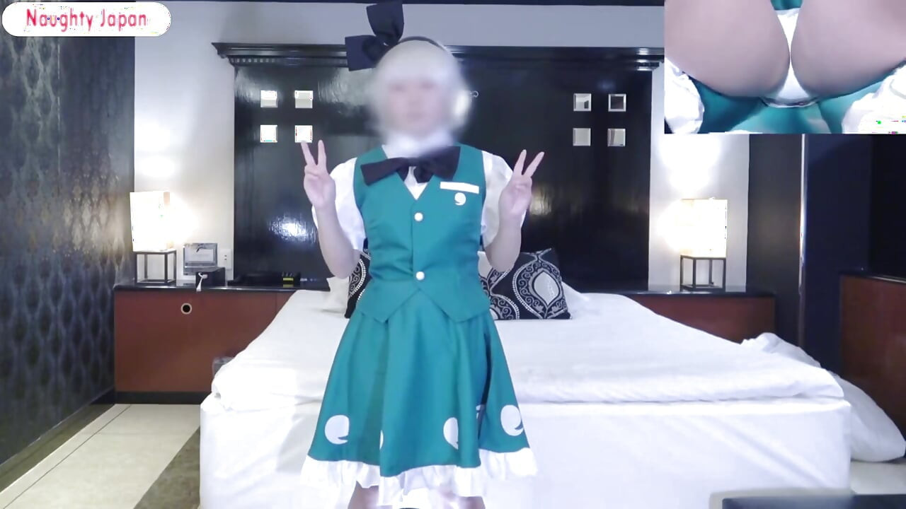 Cosplay engel. Verpleegsterstijl cosplayer brengt een speels en levendig solo-optreden in een leuk karaktermoment - deel 2
