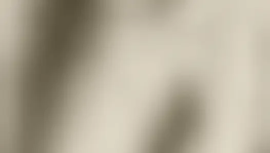 Ateşli olgun kadın emiyor, süt yutuyor ve masaj yapıyor