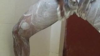 Behaarter indischer Typ masturbiert in der Dusche