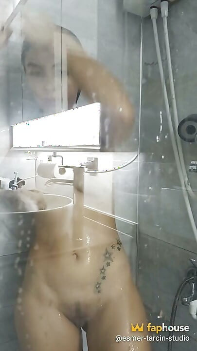 샤워할 때 내가 젖는 걸 봐