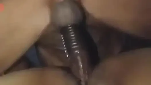 Sıkı ıslak amcık .sikişmek çok zevk alıyor