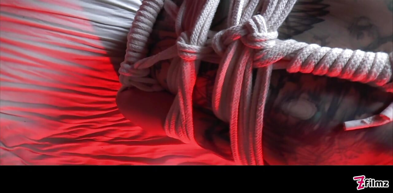 Nevinná teenagerka Shibari bondage anál v první show