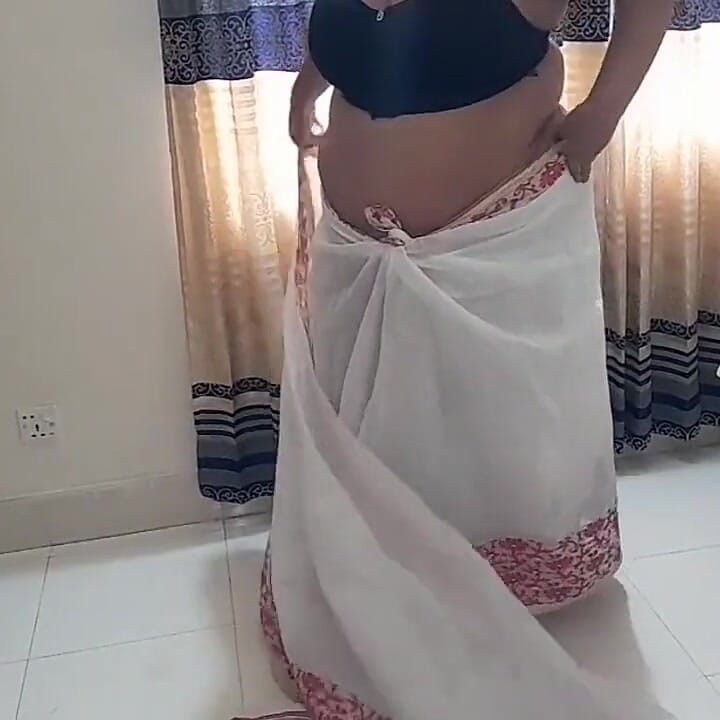 jab vah ophis jaane ke lie taiyaar thi to main apni sauteli mammi ko chodta hoon