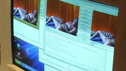 Pelacur brunette menggosok jembutnya di casting