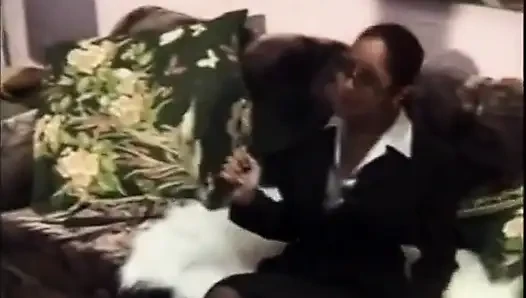 İtaatkar adam sahibesinin ayaklarına tapıyor