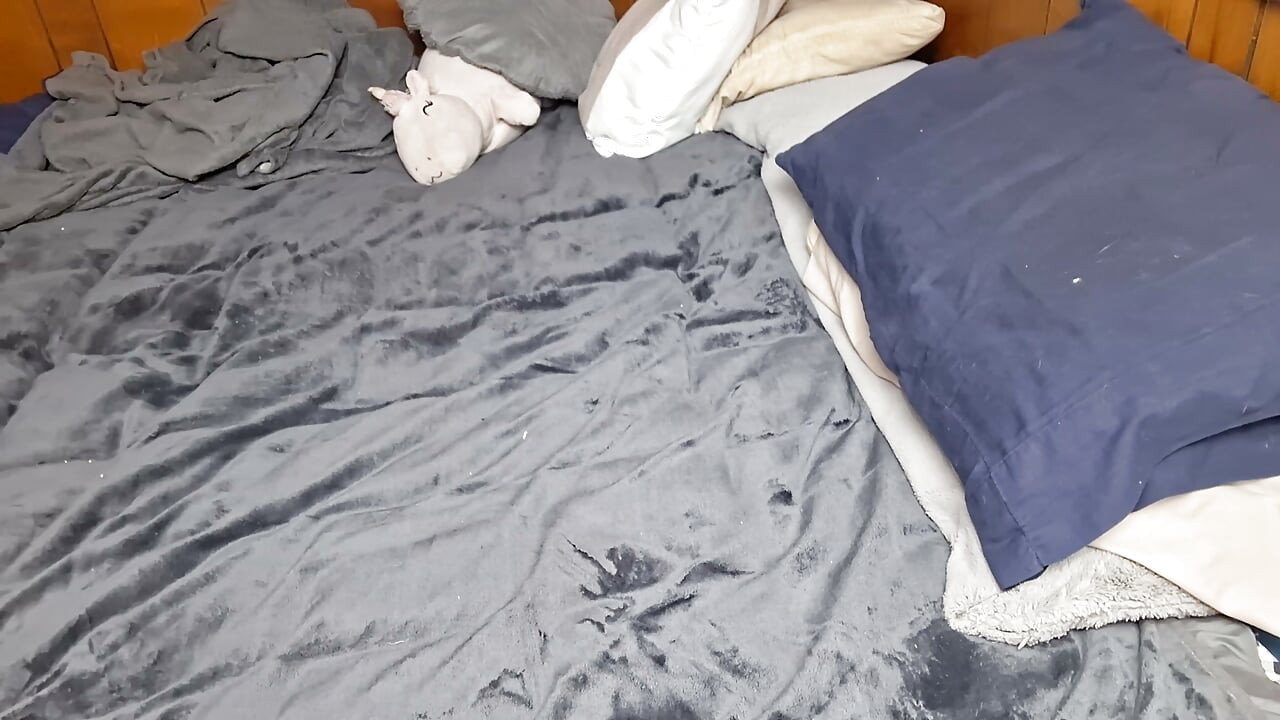 Un tipo gordito se acuesta en la cama y se corre