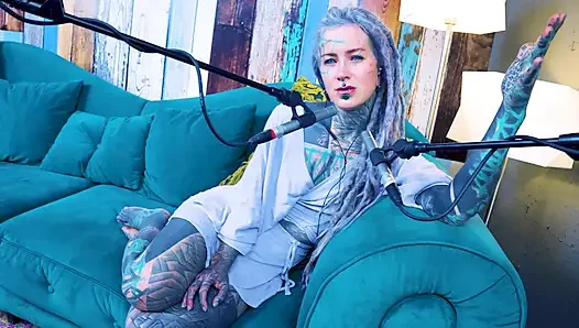 S hakkında konuşuyorum - utanç - asmr podcast sfw konuşuyor gotik sıska kız dreadlocks dövmeli model dövmeli kız