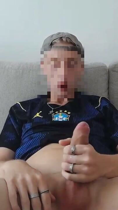 Irmão safado é flagrado batendo punheta depois do treino de futebol