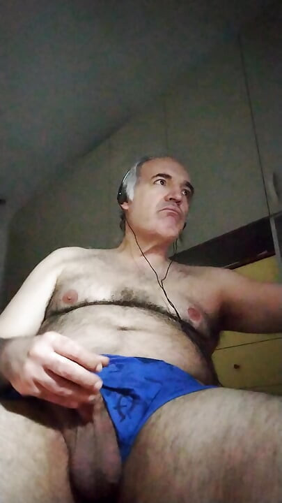 Drkala sam svoj kurac dva sata, napokon sam svršila
