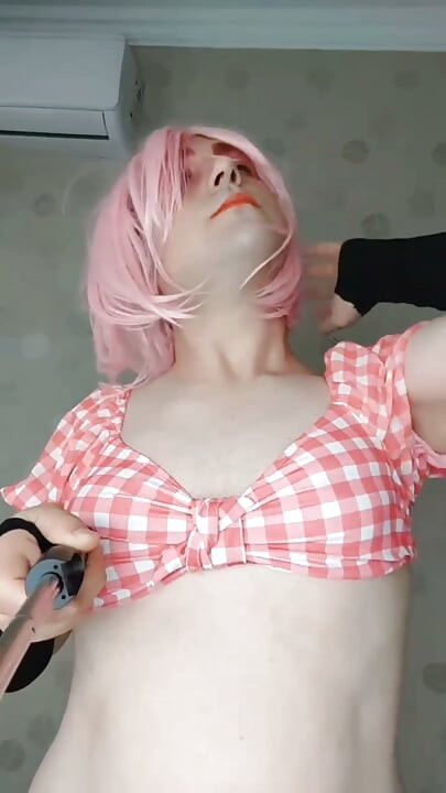 분홍색 비키니를 입은 큰 엉덩이의 핑키 화이트 팸보이