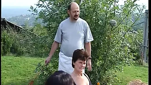 Reife deutsche huren teilen schwänze in heißer outdoor-orgie