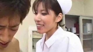 Orientalische Krankenschwester zögert nicht auf den Schwanz