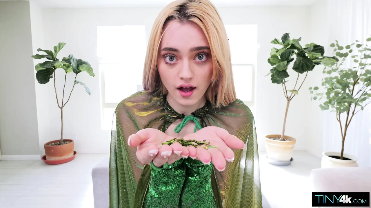 Gracey Snow Borrows 9+ Incher To Fill Her Cunt