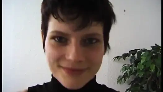 Cewek jadul rambut cokelat dengan toket kecil lagi asik nyepong kontol